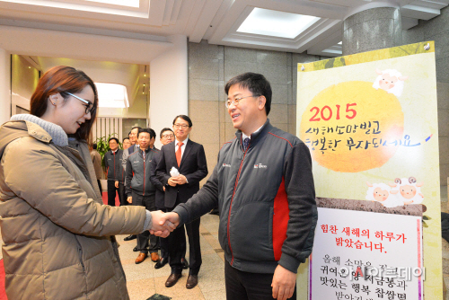 20150102 출근길 직원에 인사하는 kt렌탈 표현명 사장