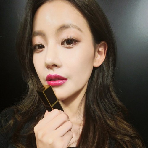 吴妍书更新个人instagram公开写道:"真的好美的口红啊",同时公开自拍