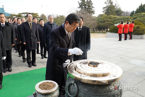 현충탑에서 분향을 하고 있는 하성용 사장