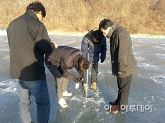 겨울축제장 얼음두께 측정
