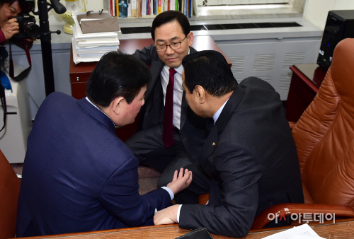 [포토] 연말정산 논의하는 이완구-최경환-주호영