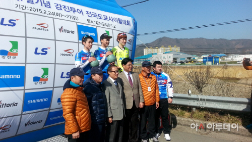 1.2위 시상대에 오른 가평군청 팀