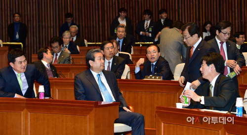 [포토] 의총 참석 의원들과 대화 나누는 김무성 대표