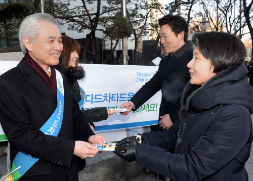 [사진1] 새봄처럼 고객 맞기_박종복 은행장