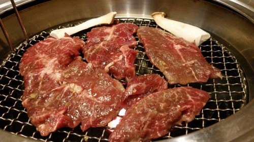 把牛肉放在烤盘上来回烤,知道出了血水,然后放到嘴里,味道很赞啊.