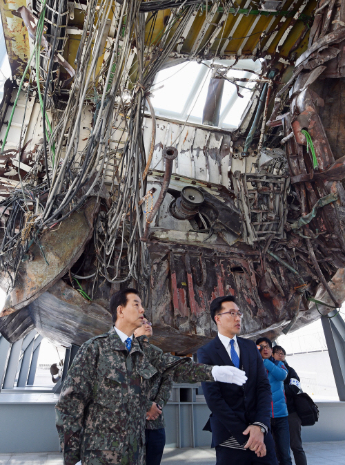 천안함 살펴보는 한민구 장관
