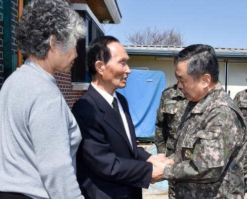 위로하는 정호섭 총장