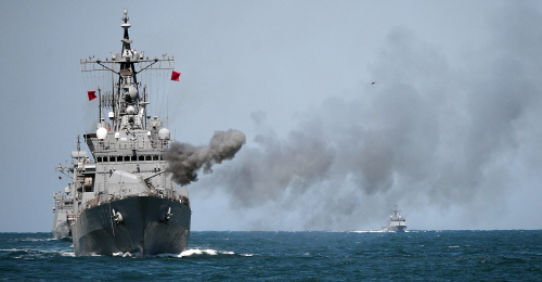 대공 사격하는 을지문덕함