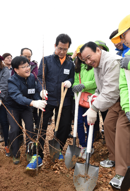 사진01_이완구 국무총리 식목일 나무식수