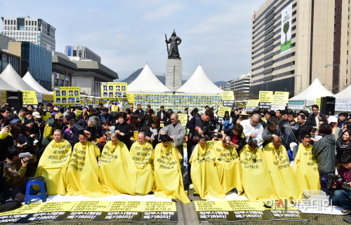 [포토] 세월호 유가족, 배·보상 중단하고 정부 시행령안 즉각 폐기 촉구 삭발