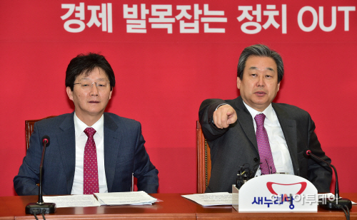 [포토] 손짓하는 김무성 대표