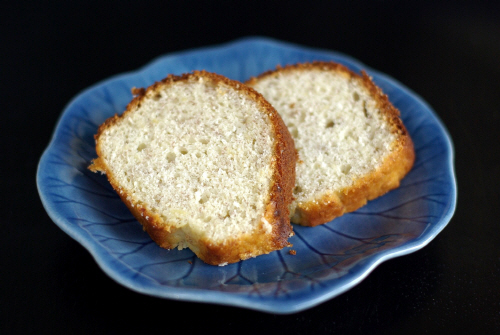 Two_slices_of_banana_bread_on_a_blue_plate,_August_2008