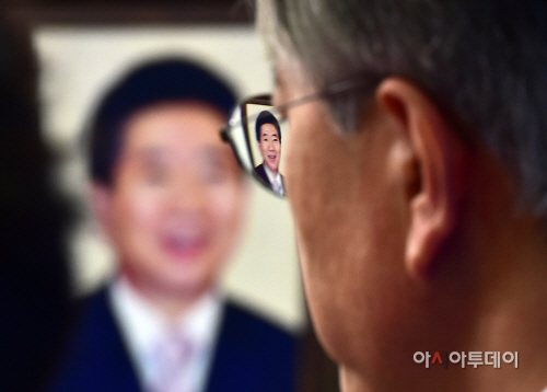 [포토] 긴급 기자회견 문재인 대표 안경에 비친 노무현 전 대통령