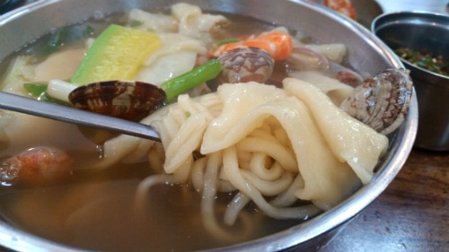 首尔平价人气超火爆的手工海鲜刀削面美食店探访