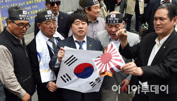 [포토] 불타는 욱일기 - 아시아투데이
