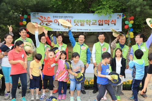 텃밭교실 학생들과 기념촬영하는 이동필 교장 (1)