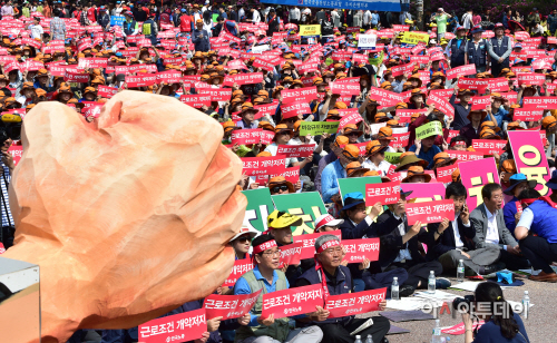 [포토] 노동시장 구조개악 저지 전국노동자대회'구호 외치는 한국노총'
