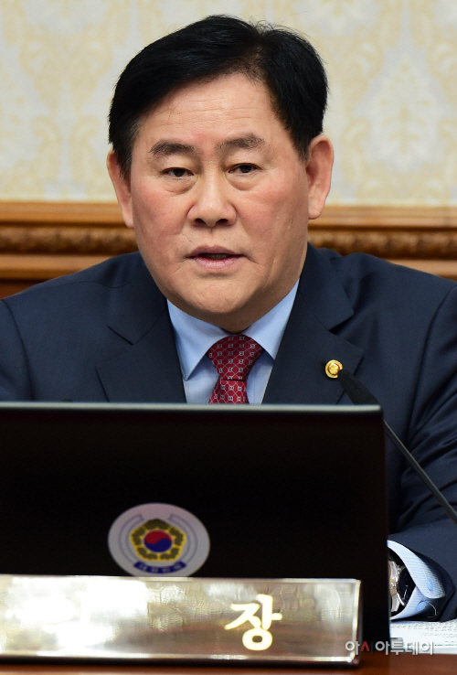 [포토] 국무회의 의장석 자리한 최경환 부총리