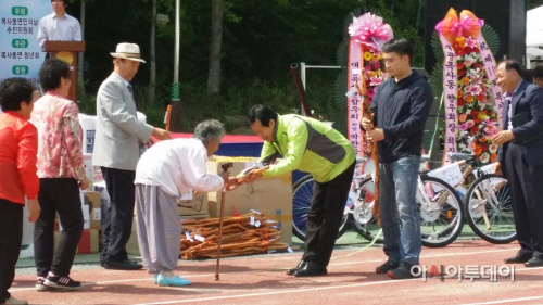 사랑의 효 지팡이 전달