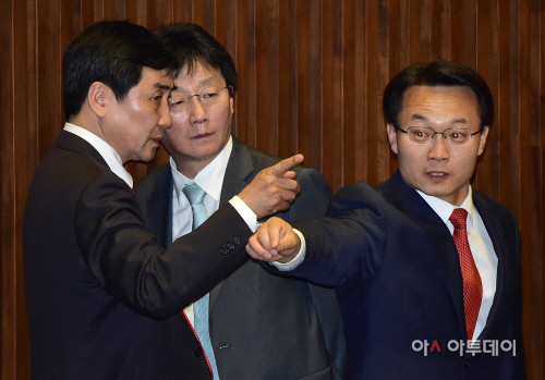 [포토] 유승민-이종걸 '심각한 대화'