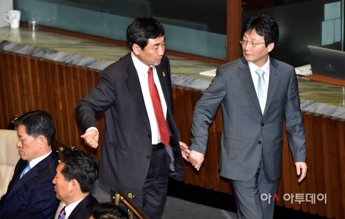 [포토]  손 잡고 이동하는 유승민-이종걸 여야 원내대표