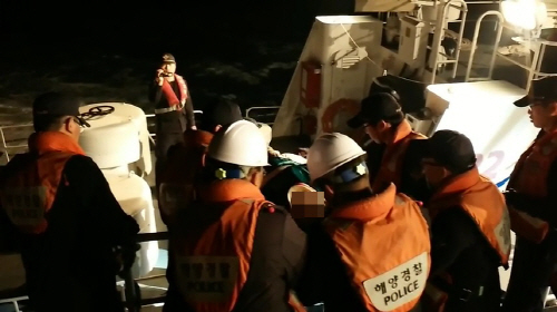 사진-500톤 경비함에서 50톤급 경비정으로 이송