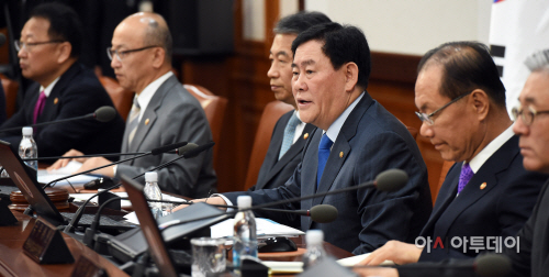 [포토] 최경환 총리 직무대행, 임시국무회의 주재