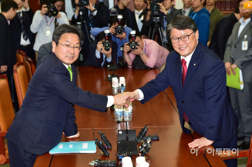 [포토] 악수 나누는  '공무원연금개혁특위'  여야 간사