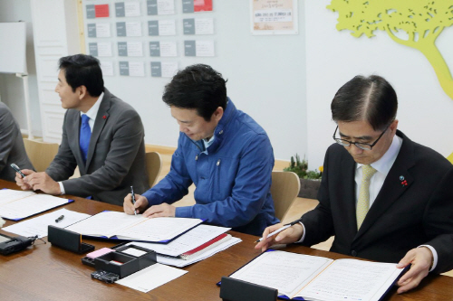 서명식 (우측부터 가스공사 김원배 경기지역본부장