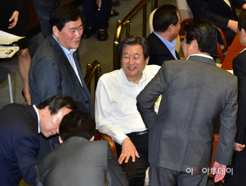 [포토] 대화 나누는 김무성 대표와 최경환 경제부총리