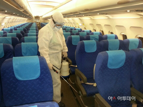20150619 에어부산 기내 소독 장면 1