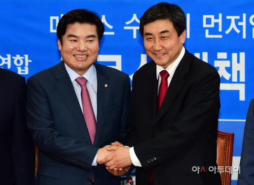 [포토] 두손 잡은 원유철-이종걸