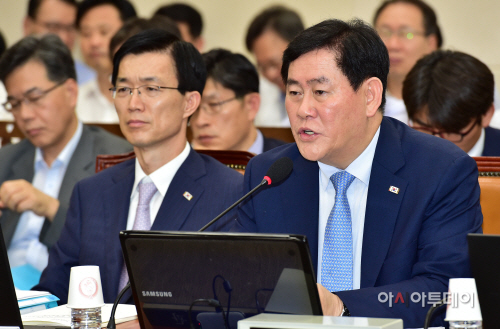 [포토] 답변하는 최경환 부총리