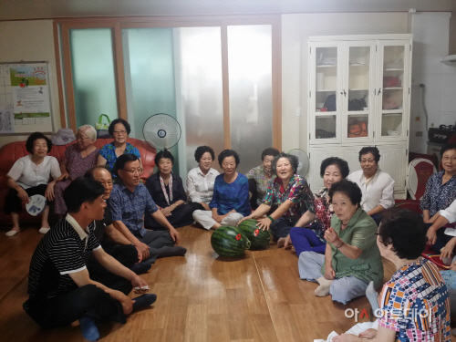 진해구 경화동 주민자치위원회, 폭염속 경로당 위문