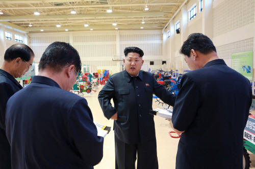농기계 전시장 찾은 北 김정은 위원장