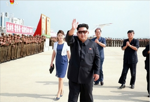 북한 김정은, 동아시안컵 우승 여자축구선수들 공항까지 마중