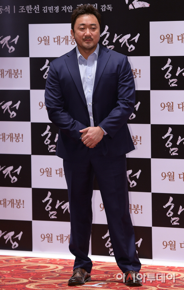 [포토]마동석 ‘양복입은 귀여운 마요~’(함정) - 아시아투데이