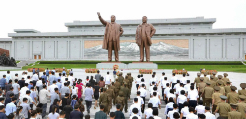 北 만수대 김일성 김정일 동상 찾은 군장병 및 근로자 청소년들