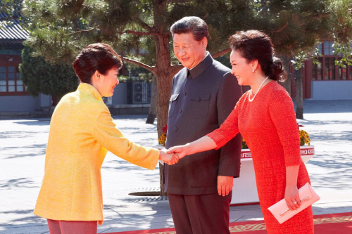 악수하는 박근혜 대통령와 펑리위안 여사