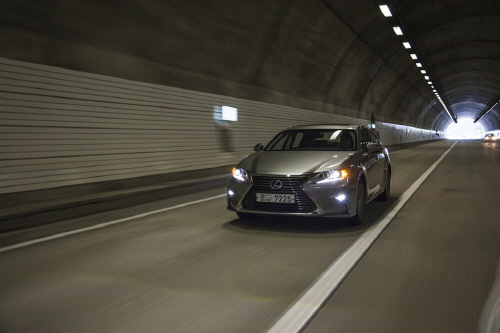 Lexus 2016 All New ES300h_Driving (12)