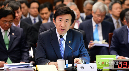 [포토] [2015 국감] 질의에 답하는 윤병세 장관