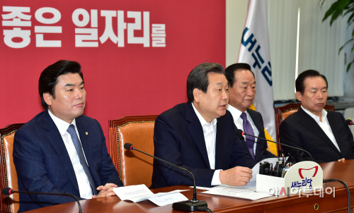 [포토] 김무성 대표 '노동개혁 임금피크제·공정해고 없이 불가능'