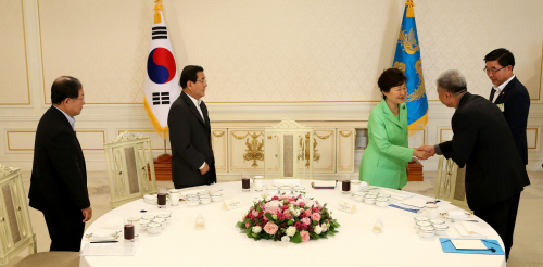 한국노총 위원장과 인사하는 박 대통령
