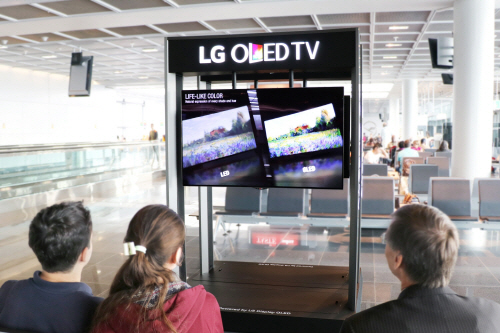 사본 -프랑크푸르트 공항 LG 올레드 TV 1