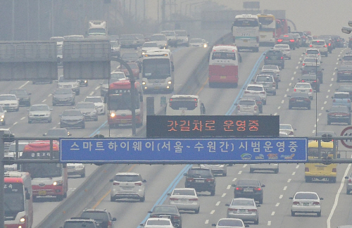 서울 빠져나가는 귀성 차량들