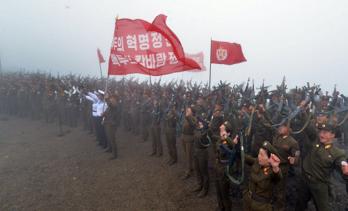 백두산 오른 '붉은기 이어달리기' 참가 조선인민군 군인들