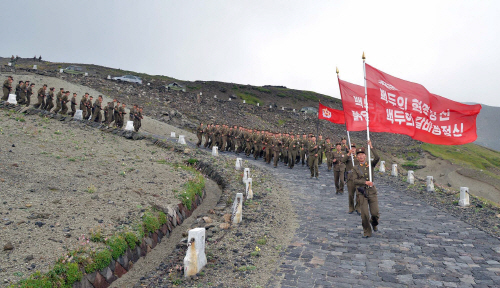 백두산 오른 '붉은기 이어달리기' 참가 조선인민군 군인들