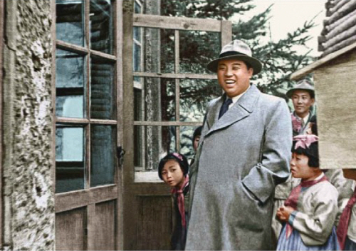 1956년 '보천보 전적지'를 둘러보는 김일성
