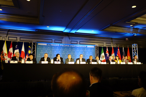 TPP 타결 발표하는 12개 참가국 대표단<YONHAP NO-5092>