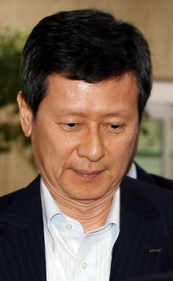 입국하는 신동주<YONHAP NO-2963>